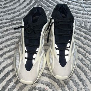 YEEZY 700 AZAEL